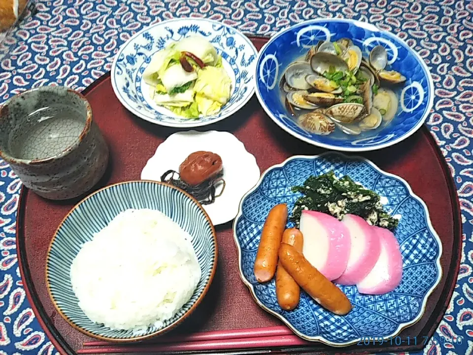 よねばーばの朝ごはん
あさり汁
蒲鉾とほうれん草の白和えと
ウインナーソーセージの盛り合わせ
白菜の浅漬
梅干し、ご飯、|yoneばーばさん