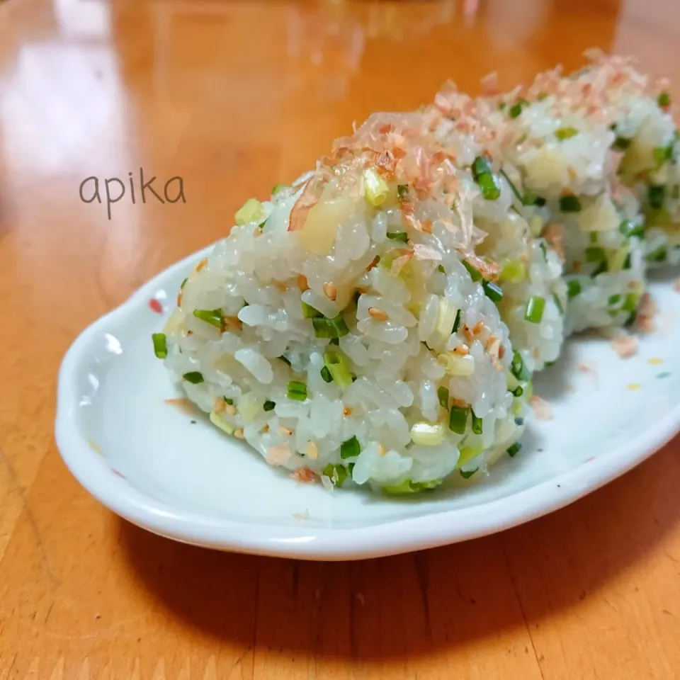 "ごま油香るねぎごはん"のおにぎり|あぴかさん