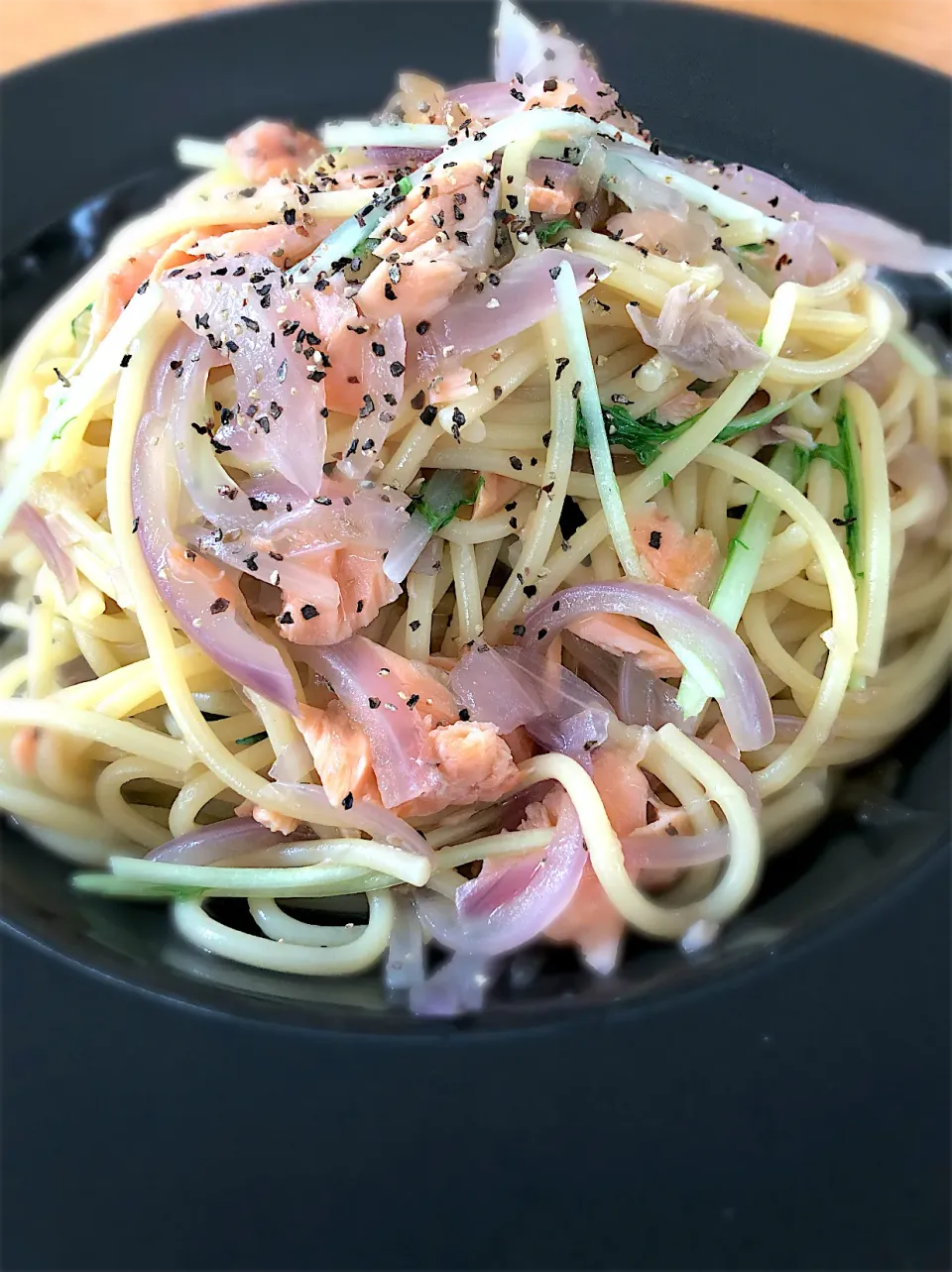 鮭と水菜と紫玉ねぎのパスタ|奥泉いづみさん