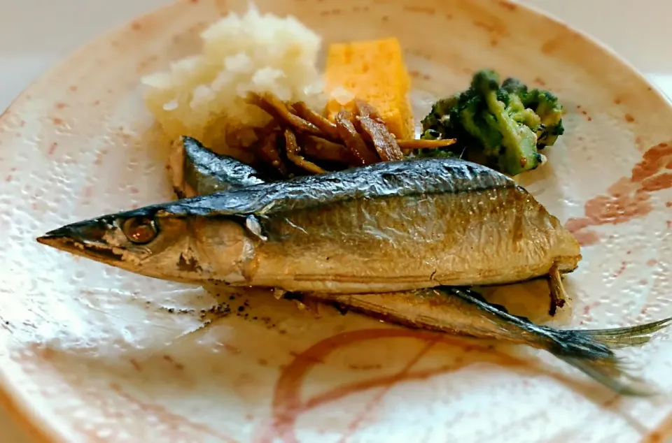 Snapdishの料理写真:ほんじつのまかない・秋刀魚の塩焼き|のも💛さん