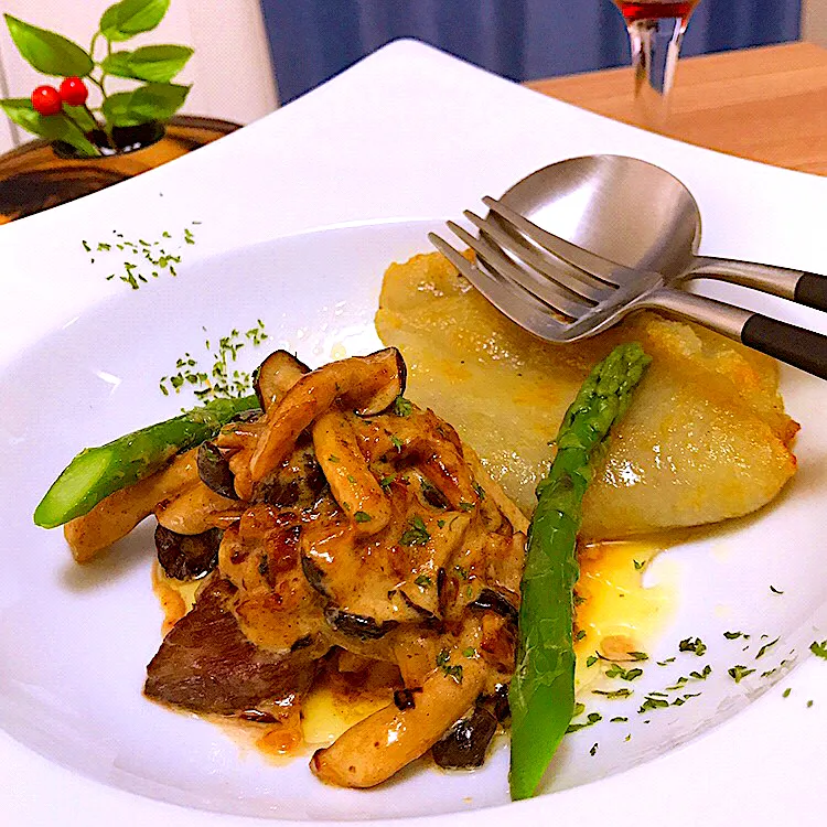 初料理 🥩牛肉としめじのクリーム煮          付け合わせは🥔ジャガイモのロスティにしました。|Sの食卓さん