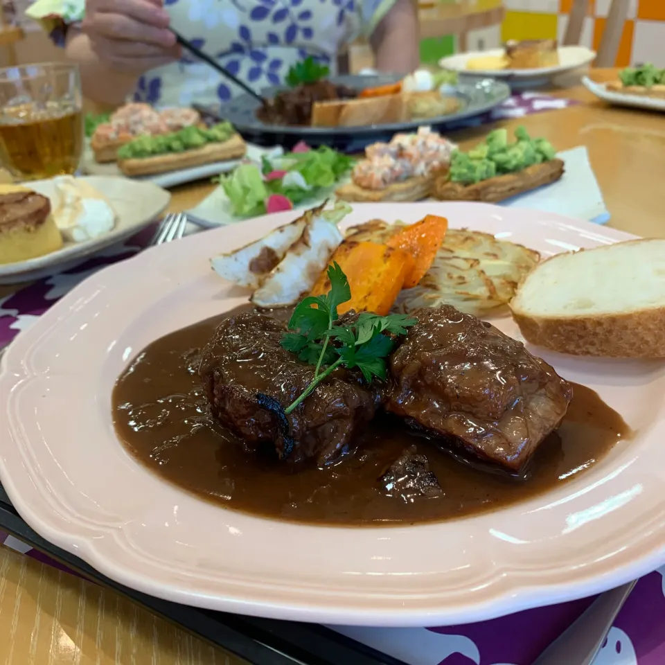 牛肉の赤ワイン煮込み・バゲット・じゃが芋とチーズのガレット＆焼き野菜・サーモンとアボカドのタルタルパイ仕立て・キャラメルアップルケーキ|sayaさん