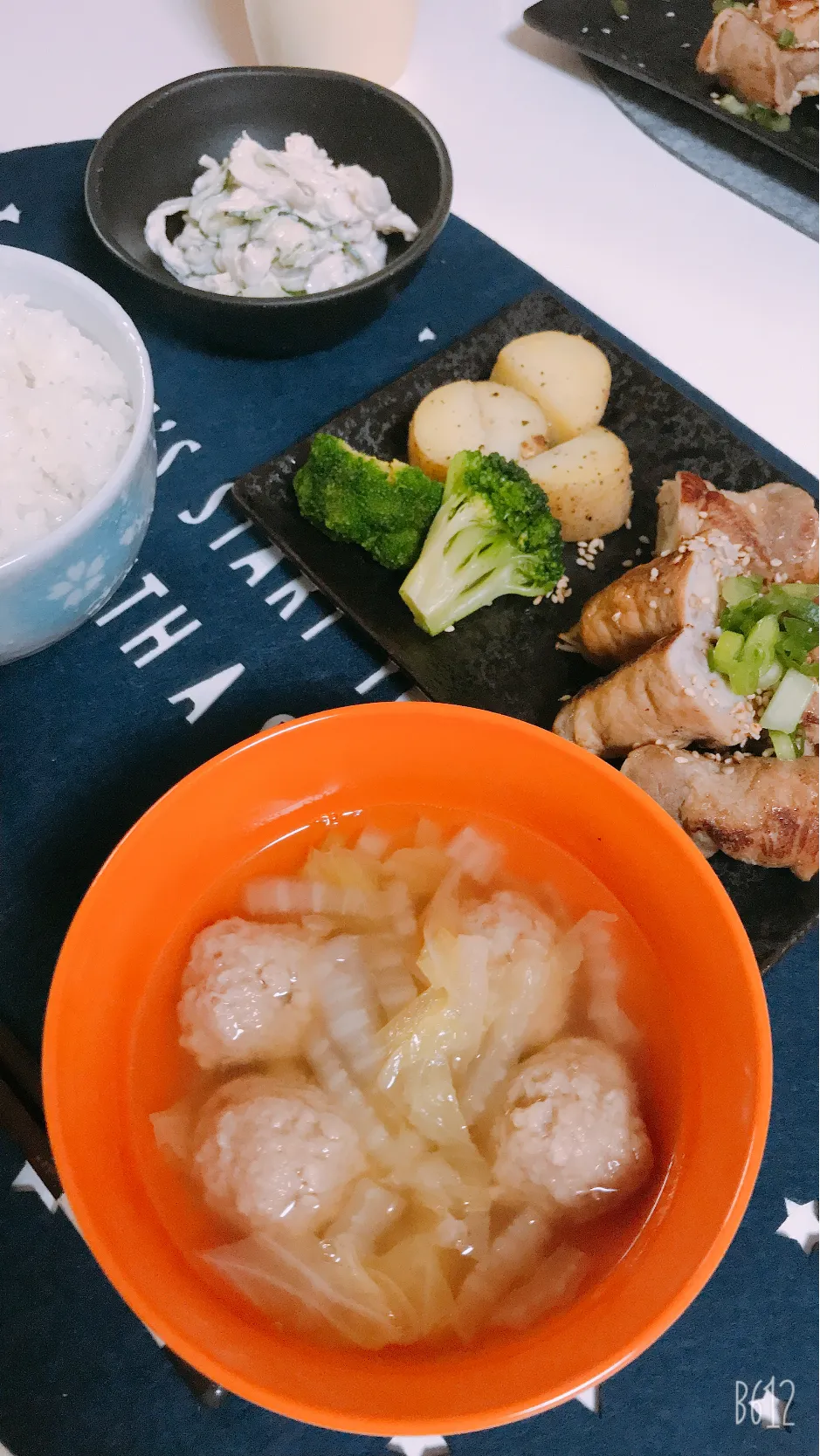 Snapdishの料理写真:今日の晩御飯😆えのきの肉巻き🍖塩麹漬け肉団子と白菜のスープ😃きゅうり🥒と胸肉のマヨ和え☺️|ゆきさん