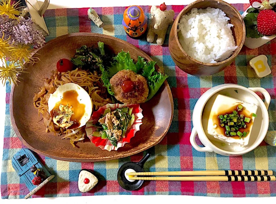 目玉焼き乗せ焼きそば、小松菜とツナの胡麻マヨナムル、青梗菜の塩昆布炒め、ミニハンバーグ|syamさん