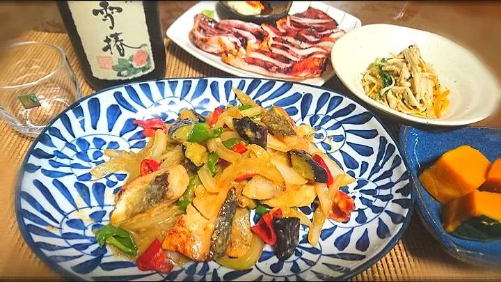 鮭🐟と野菜の甘味噌炒め
かぼちゃ煮物
無限えのき
一夜干し烏賊🦑   🍶|びせんさん