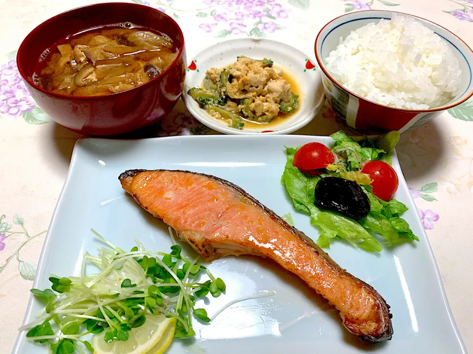 Snapdishの料理写真:朝ごはん、鮭塩麹漬|Isimura Hidekiさん