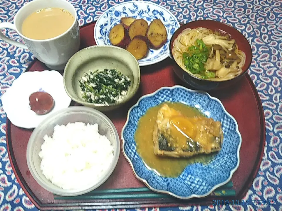 よねばーばの朝ごはん
強い台風が日本に近づくの報に、今朝は作り置きです
鯖の味噌煮、ほうれん草の白和え、さつま芋の甘辛煮、温麺、梅干し、ご飯、
コーヒー牛乳、|yoneばーばさん