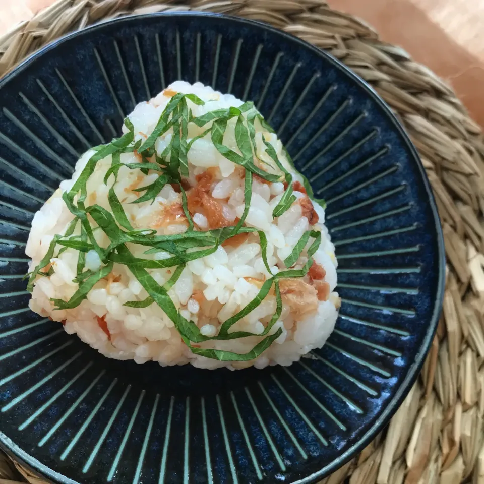 Snapdishの料理写真:梅とおかかと大葉のおにぎり🍙♪＊*|めぐぐさん