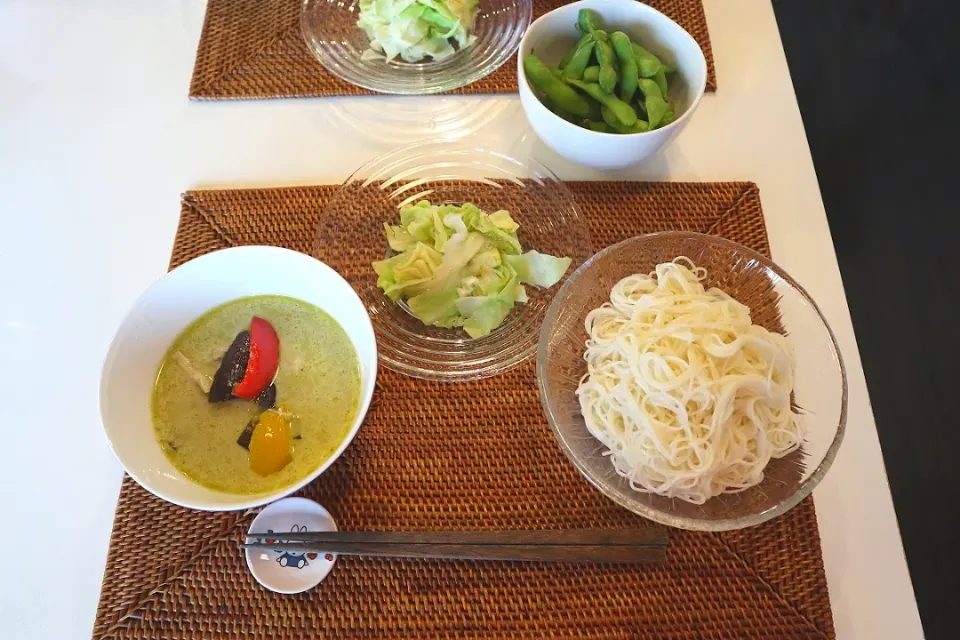 Snapdishの料理写真:今日の昼食 グリーンカレー、そうめん、キャベツサラダ、枝豆|pinknari🐰🌈さん