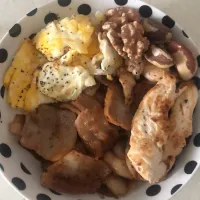 All that I need for energy! Pork belly stirred with some light soya, 2 pieces of chicken breast, egg omelette fried in pork lard and some of my favourite nuts!|Jenny Ngさん