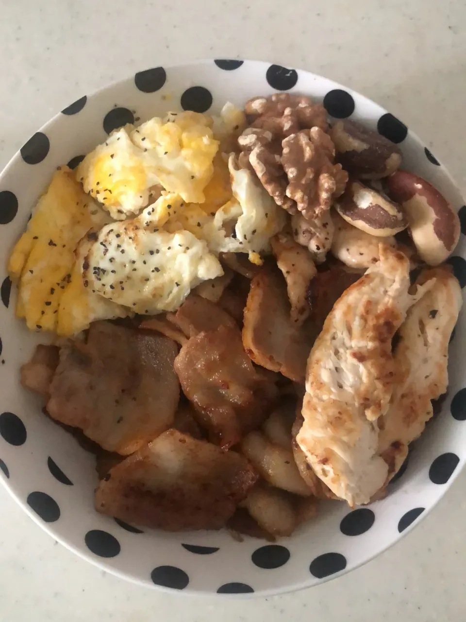 All that I need for energy! Pork belly stirred with some light soya, 2 pieces of chicken breast, egg omelette fried in pork lard and some of my favourite nuts!|Jenny Ngさん