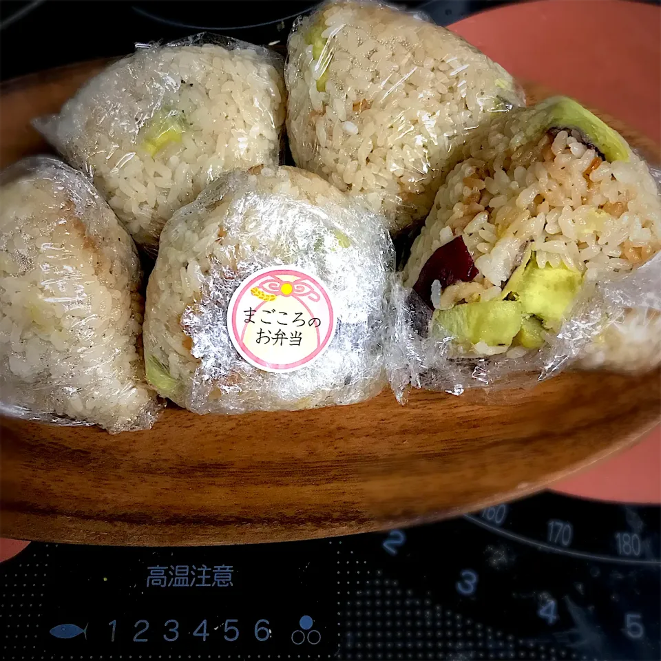 Snapdishの料理写真:台風に備えて🌀さつまいもおにぎり🍠IHしかないので|みゆきさん