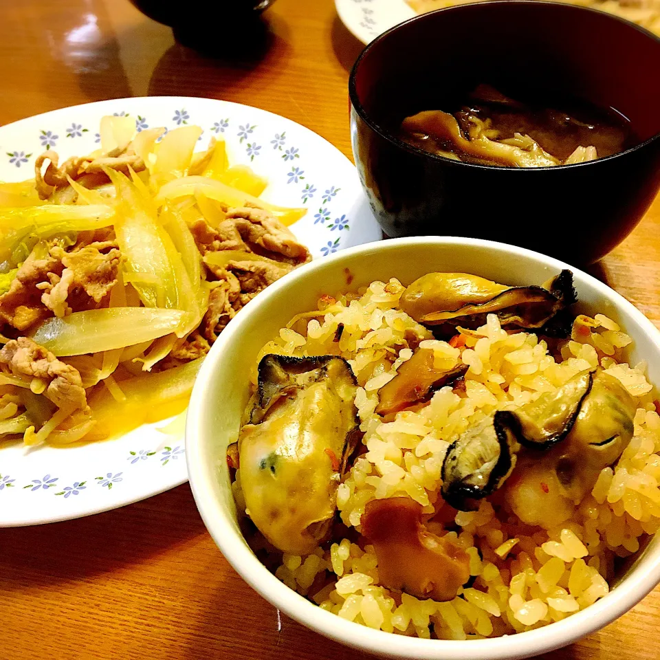 Snapdishの料理写真:牡蠣飯、白菜と豚肉の炒めもの、舞茸味噌汁|Pmeiさん