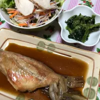 Snapdishの料理写真:赤魚の煮付け🐟 ほうれん草の胡麻和え🥬 野菜サラダ🥗|akiさん