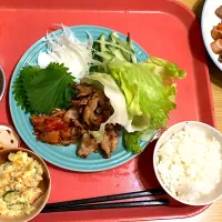 Snapdishの料理写真:肉レタス巻きコチュジャン味|azuさん