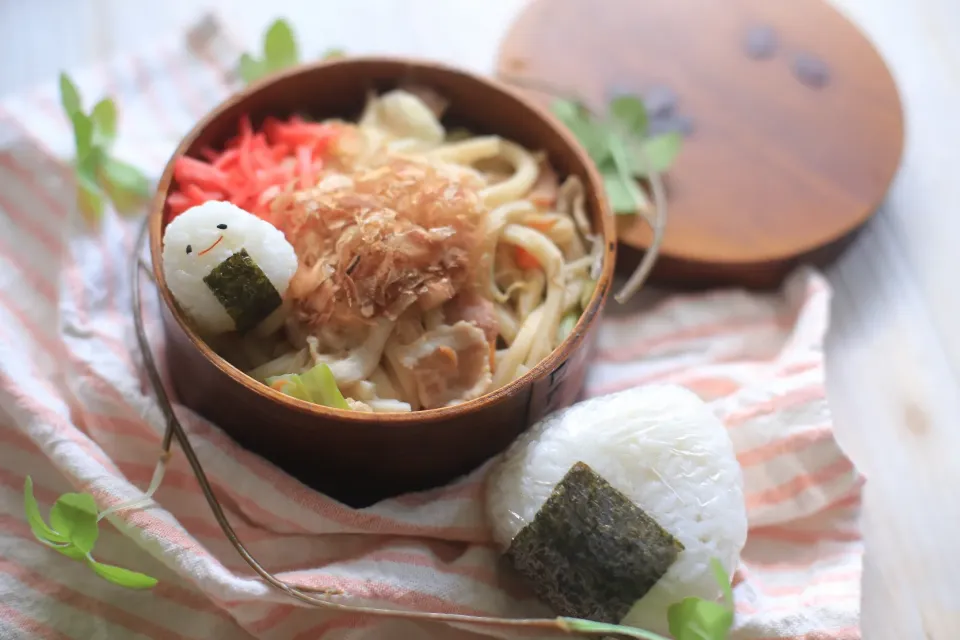 焼きうどんとこにぎりとおにぎりのお弁当|ゆいか＊さくママさん