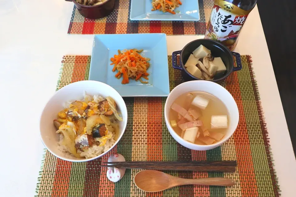 Snapdishの料理写真:今日の昼食 サバ缶の卵とじ丼、切り干し大根と高野豆腐の煮物、SDモニター✨焼きあごだしのスープ|pinknari🐰🌈さん