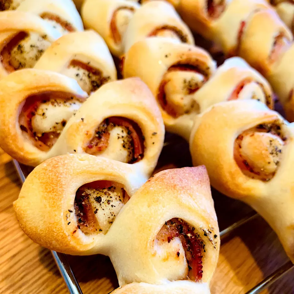 ベーコンエピ🥓🥖焼き上がり〜 粗挽き胡椒たっぷり大人味|いちごさん