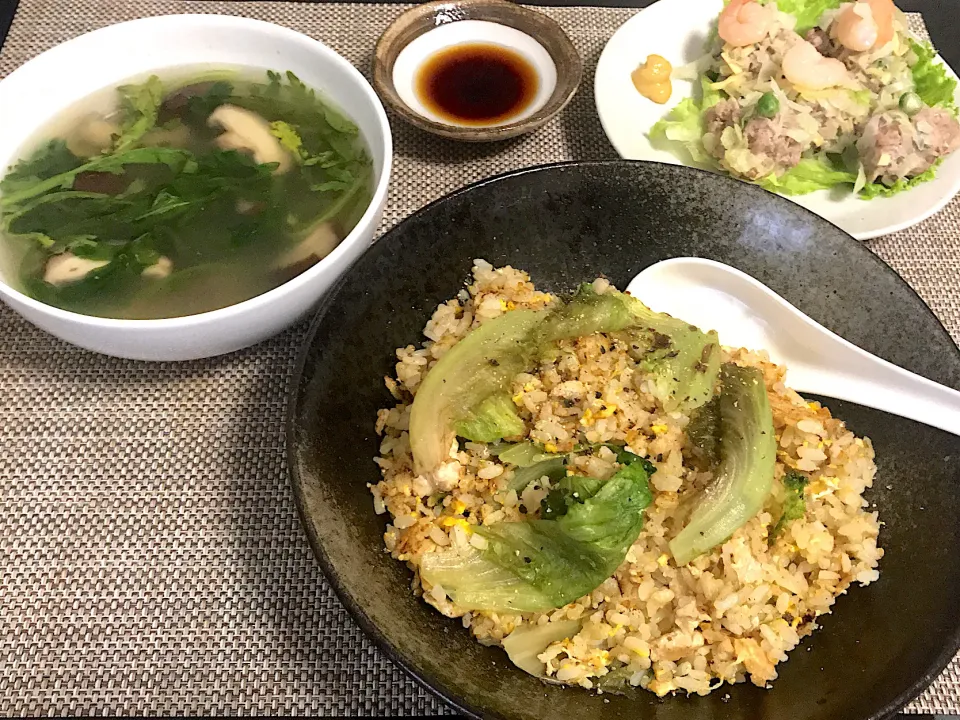 Snapdishの料理写真:鶏挽き肉とレタスの炒飯、キャベツ包みの焼売、菊菜と椎茸の昆布茶中華スープ|Tak@さん