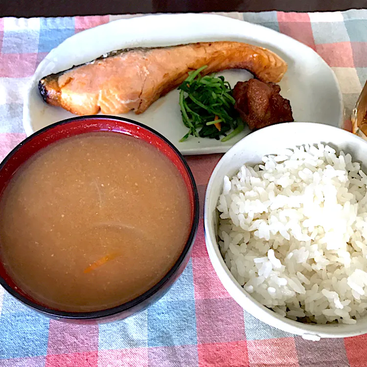 焼鮭、唐揚げ、お浸し、玉ねぎのお味噌汁|純さん