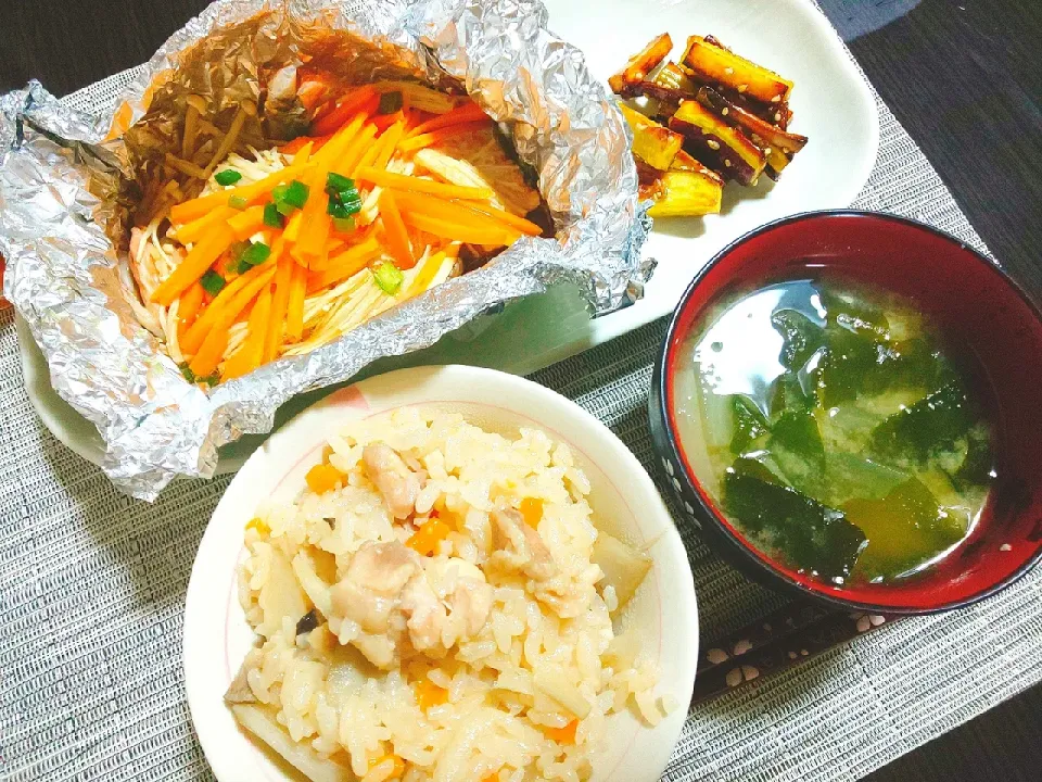 Snapdishの料理写真:炊き込みご飯、大根とワカメの味噌汁、鮭のホイル焼き、なんちゃって大学芋|サトリさん