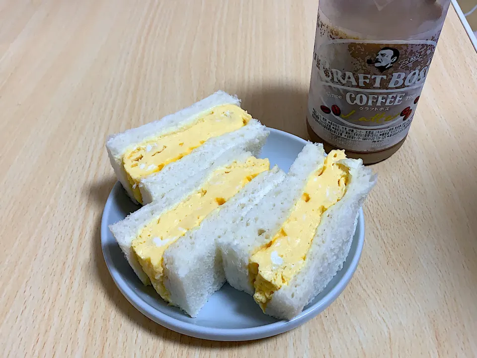 Snapdishの料理写真:自宅で！厚焼き卵サンド！|よったくさん