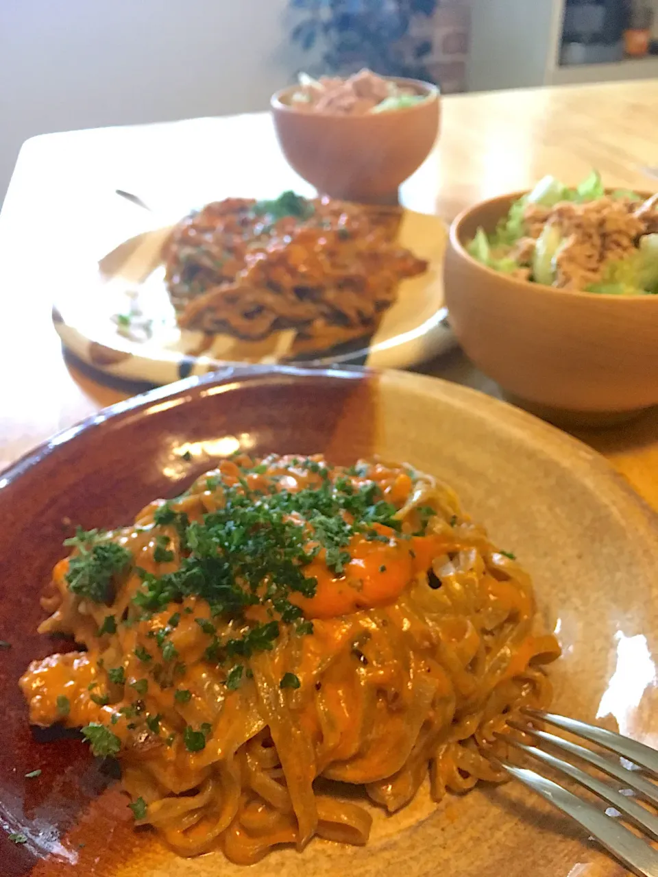 Snapdishの料理写真:玄米とモロヘイヤのパスタで蟹🦀トマトクリームソースパスタ🍅(●☌◡☌●)とツナサラダで早めの休日ランチ|さくたえさん