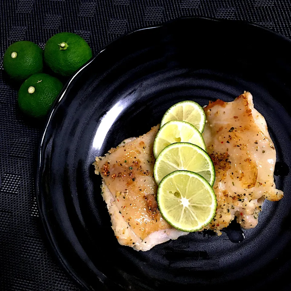 にゃあ（芸名）さんの料理   地鶏を焼いて、スダチを振っただけのシンプルな一品どす🥒|momono1さん