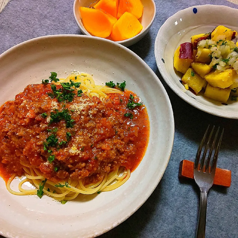 さつまいもと玉ねぎのさっぱりサラダ🍀とスパゲッティ・ミートソース🍝|真希さん