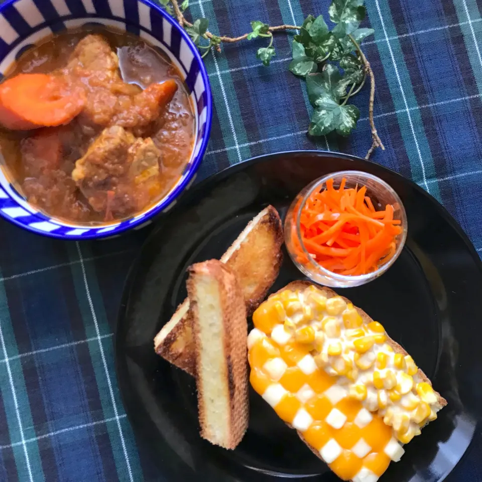 🍛ルーは使わない無水豚バラ スパイスカレー&マヨコーン🌽チェッカーフラッグ バゲットトースト🥖でランチ🍴|Hollyさん