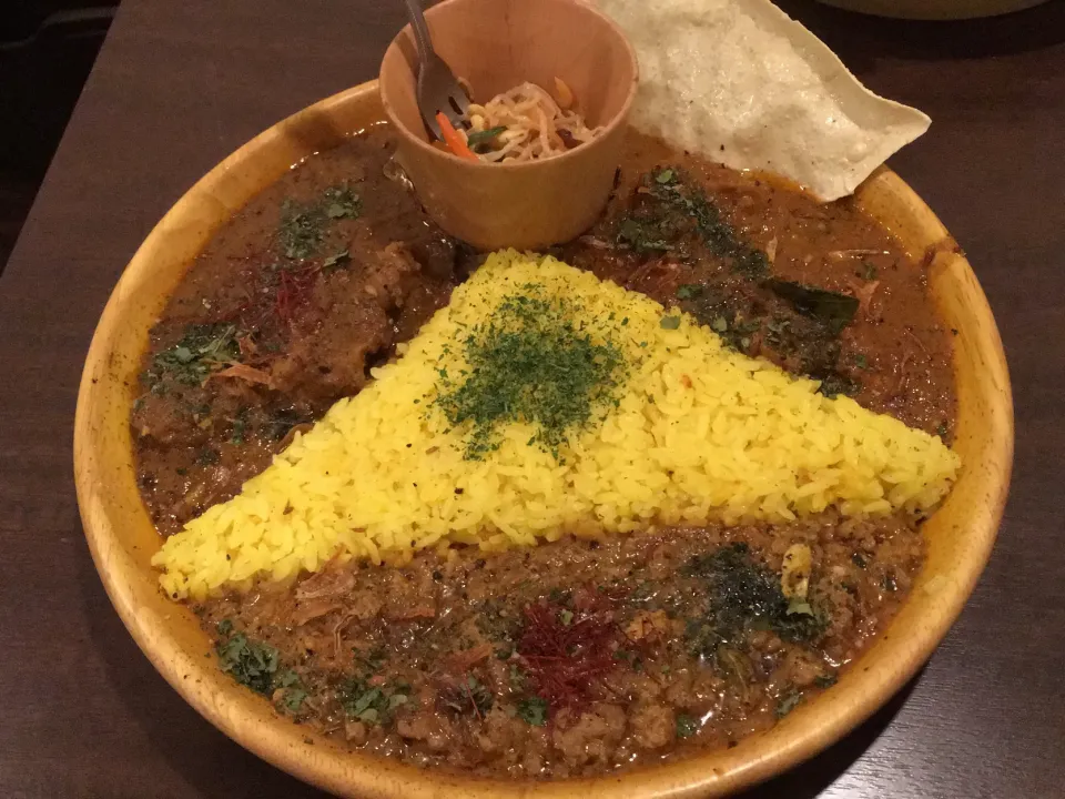 ノムソンカリー　チキンと中落ちカルビとズワイガニキーマの三角関係カレー|どんちゃんさん