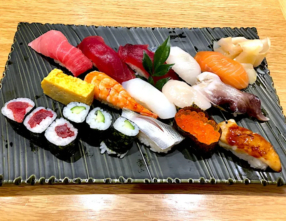 特選満腹握り（12貫＋1本）Premium Hand-Formed Sushi Assortment 🍣|ゆうじ.さん