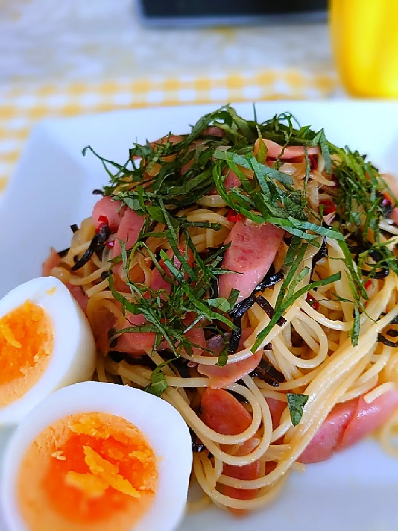 今日もまたパスタにしてしまった❗
オリーブオイルで玉ねぎ、ポールウインナーと鷹の爪と塩昆布で味付け🍝

ゆで卵が一つあったので添えました🥚

食後のコーヒーで、ああ幸せ～😄|🍒ふみりん🍒さん