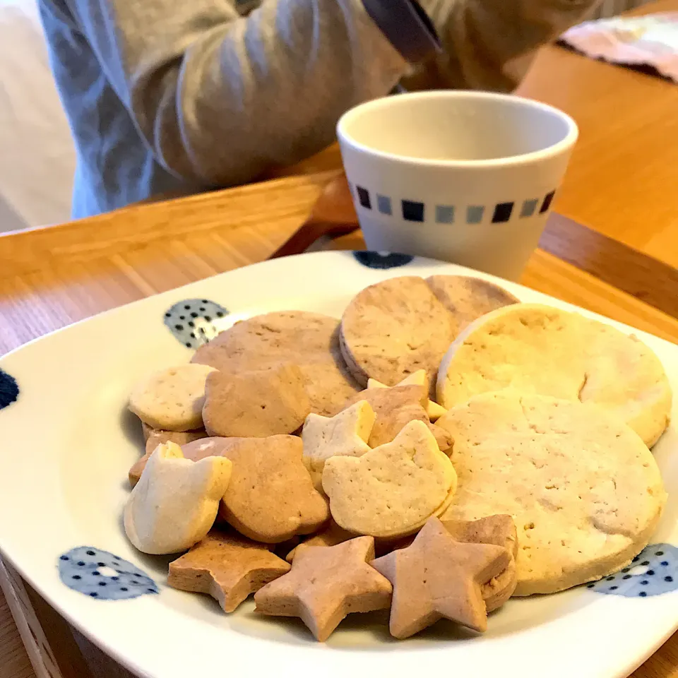 息子と作った型抜きクッキーがおいしすぎた。半分ココア。|しゅうとうさんさん