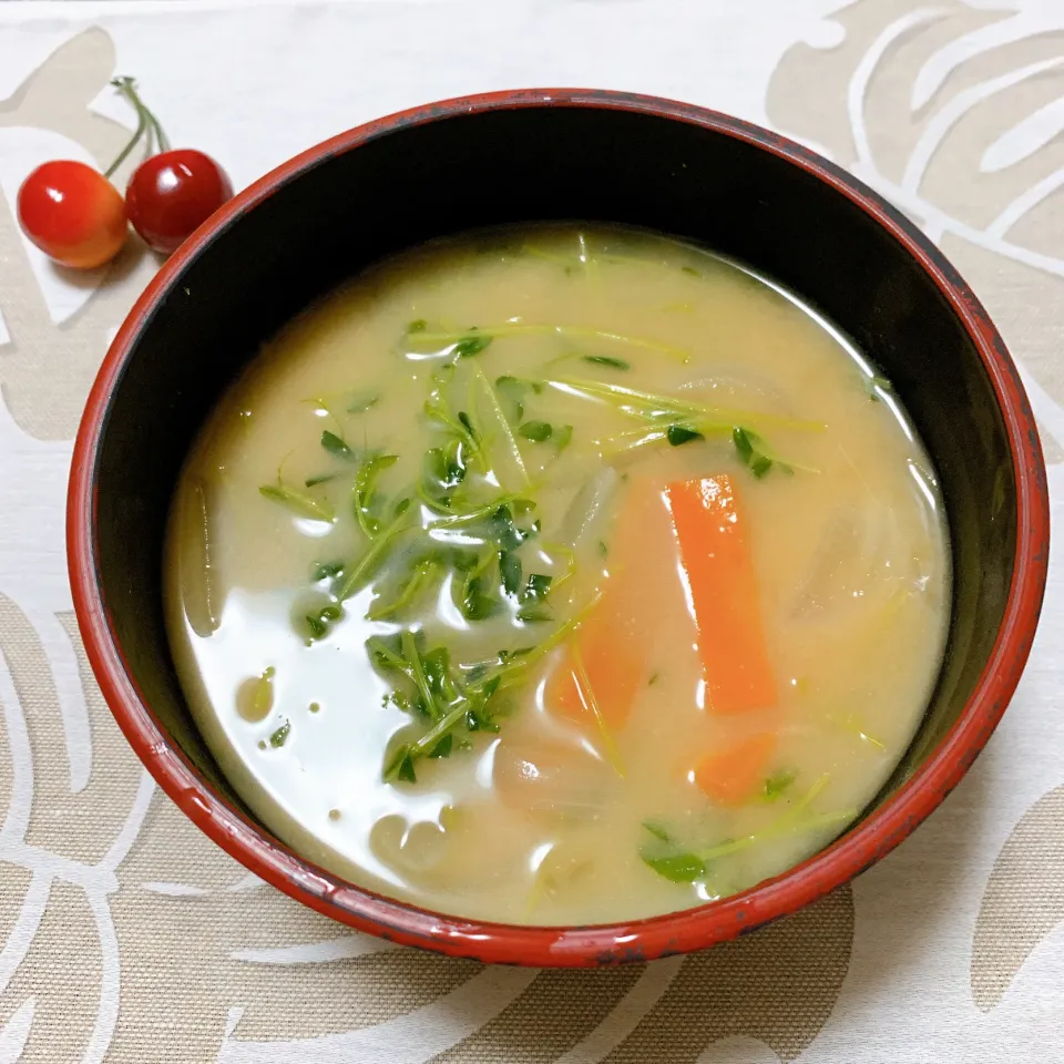 ひかり味噌株式会社さんの料理 豆苗と玉ねぎの味噌󠄀汁|さくらんぼさん