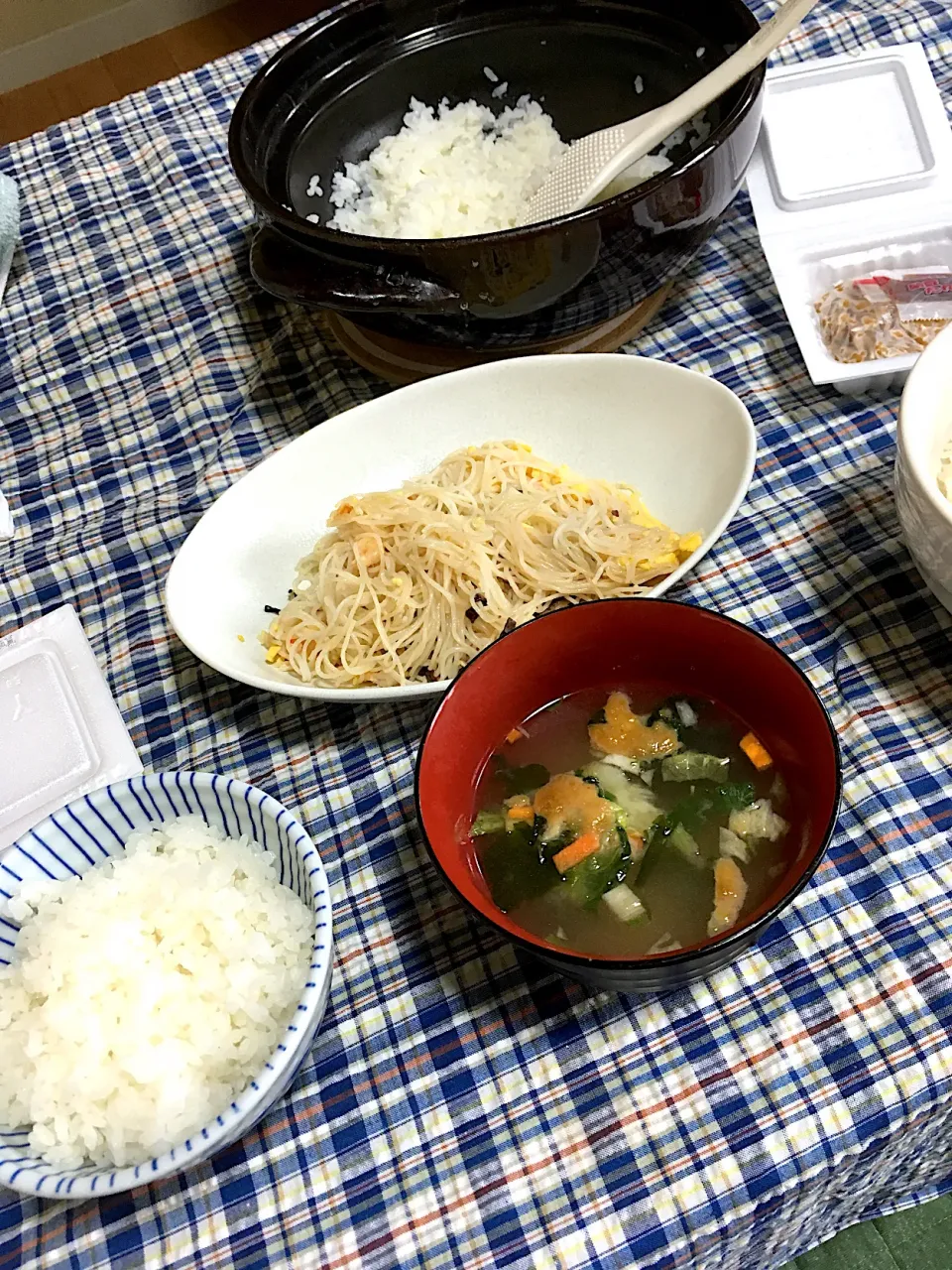 ビーフンと鍋で炊いた白ご飯🍚|maxさん