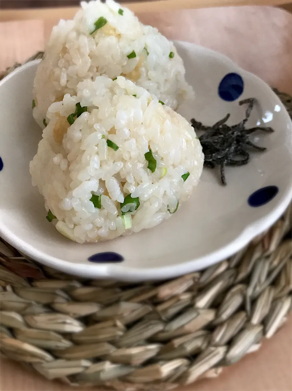 Snapdishの料理写真:だし醤油と天かす、刻みネギのおにぎり🍙 ごま油を少し加えみました😊|めぐぐさん