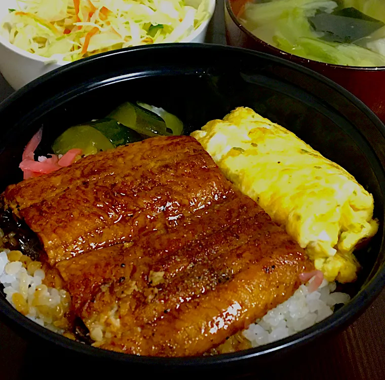 昼ごはん☀️☀️☀️断酒186日目                        うなぎとえび出汁卵焼き丼  サラダ  キャベツわかめスープ|ぽんたさん