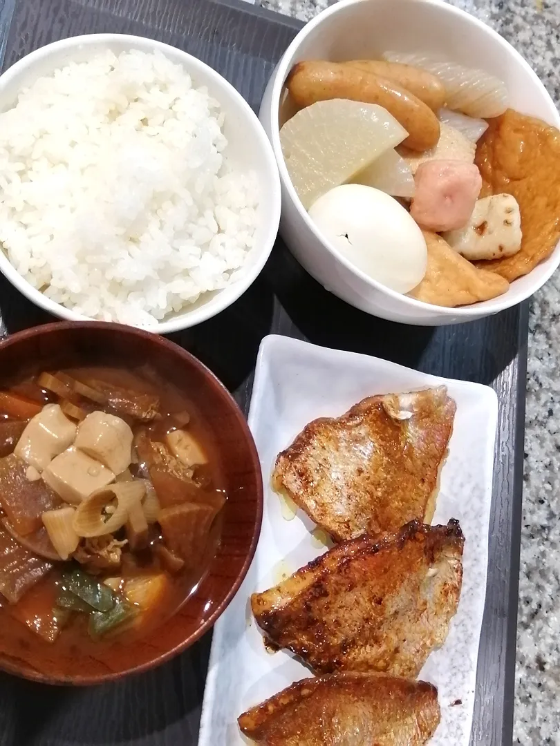 おでん
鯛のバター醤油焼き
豚汁|あぁちゃんさん