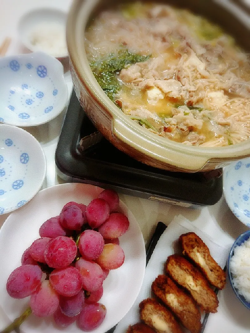 夕食(^ー^)
お鍋(豚バラ、白菜、水菜、もやし、えのき、糸こんにゃく、しゃぶしゃぶもち)
メンチカツ
ブドウ|プリン☆さん