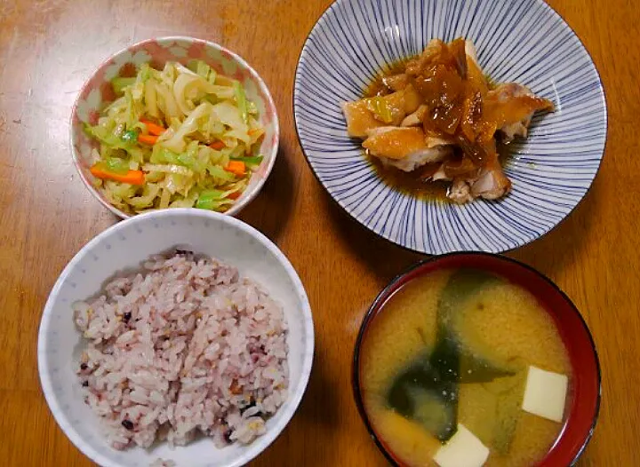 １０月１１日　鶏チャーシュー　キャベツと人参のつけあわせ　豆腐とわかめのお味噌汁|いもこ。さん