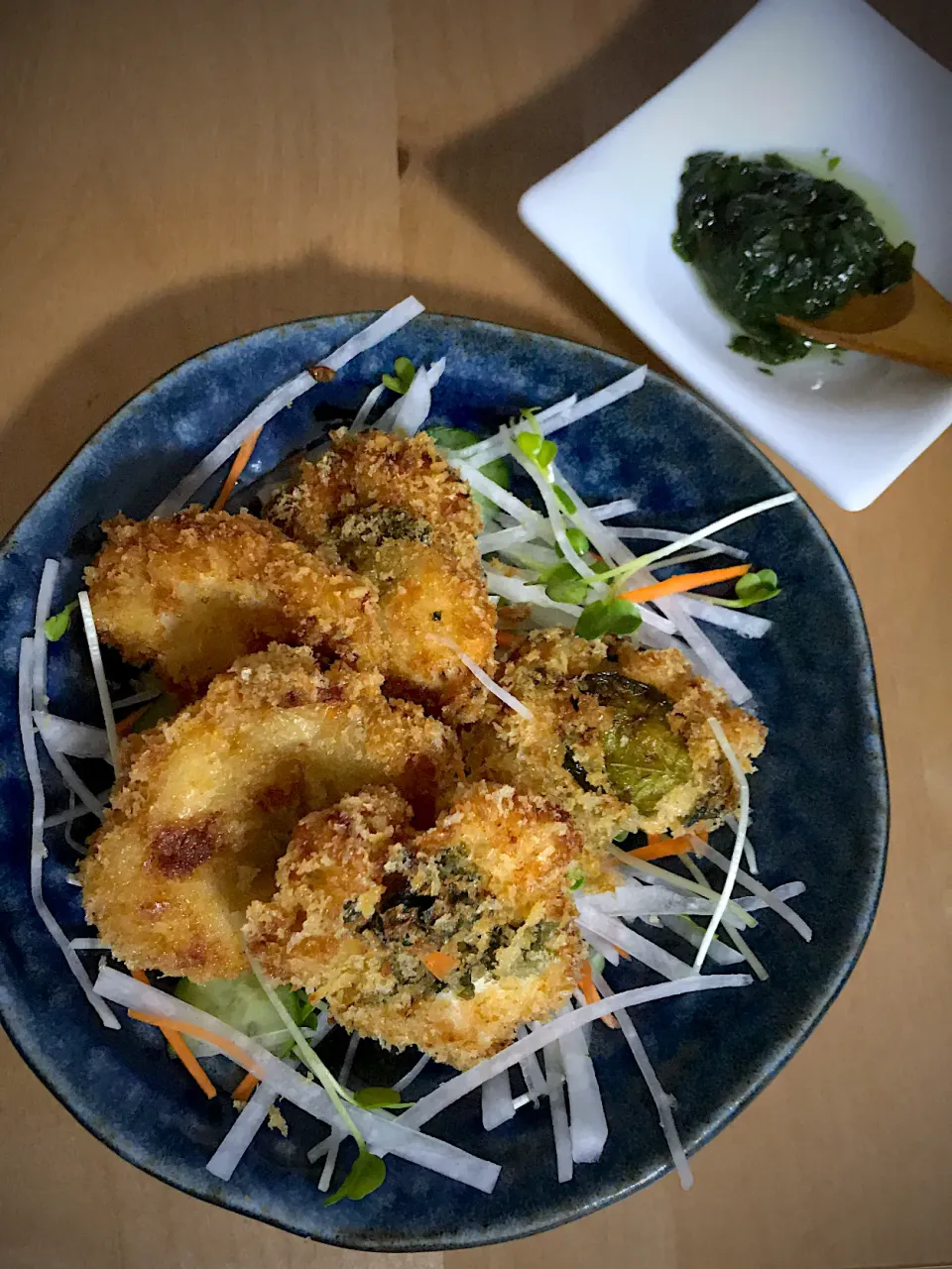 Snapdishの料理写真:鶏むね肉でチキンカツ🍀 バジルペーストを添えて🌈 卵がなかったので卵なしで作りました✨ 作りはじめて油も無い事に気付き、オリーブオイルで揚げると、まぁ美味しい😳❣️ ‥結果オーライだから良し⁉️ 無計画な性格がバレバレな一品です🤣😭|めぐぐさん