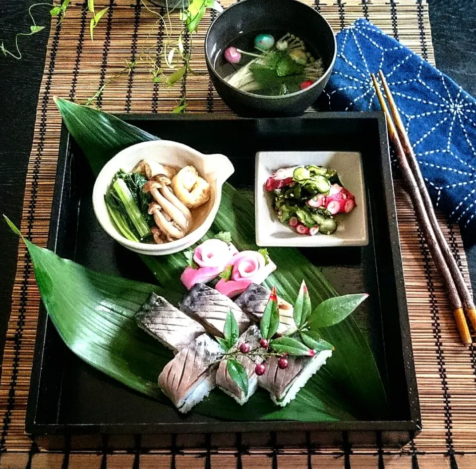 〆鯖寿司とタコの酢ものと煮浸しランチ
作りました💕|瑞さん