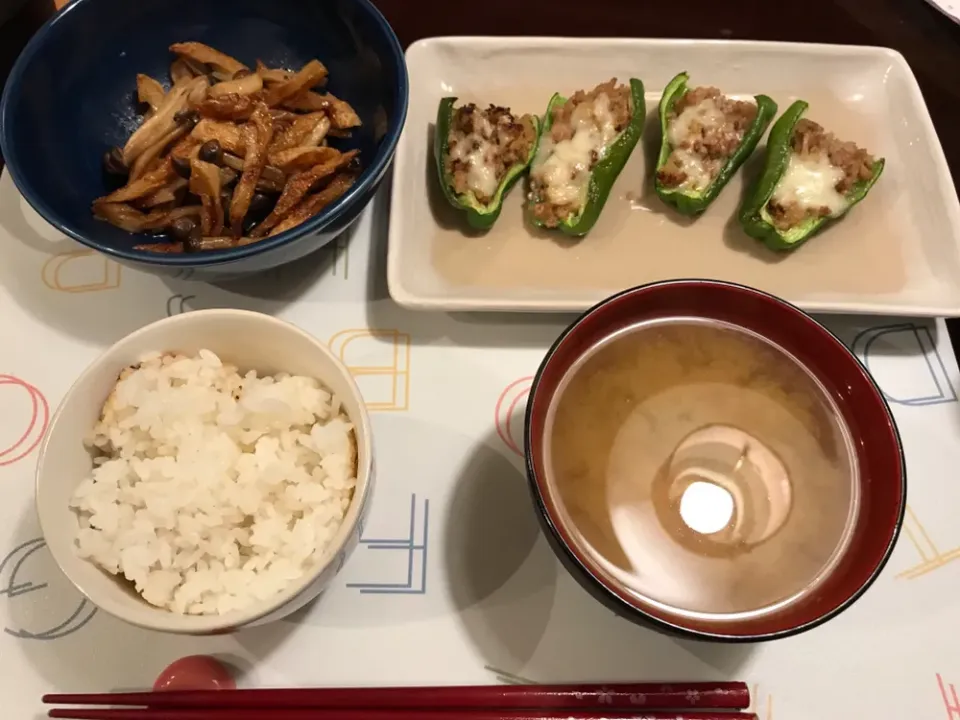 ピーマンの肉詰め、しめじとちくわの炒め煮、かぼちゃの味噌汁|さゆりさん