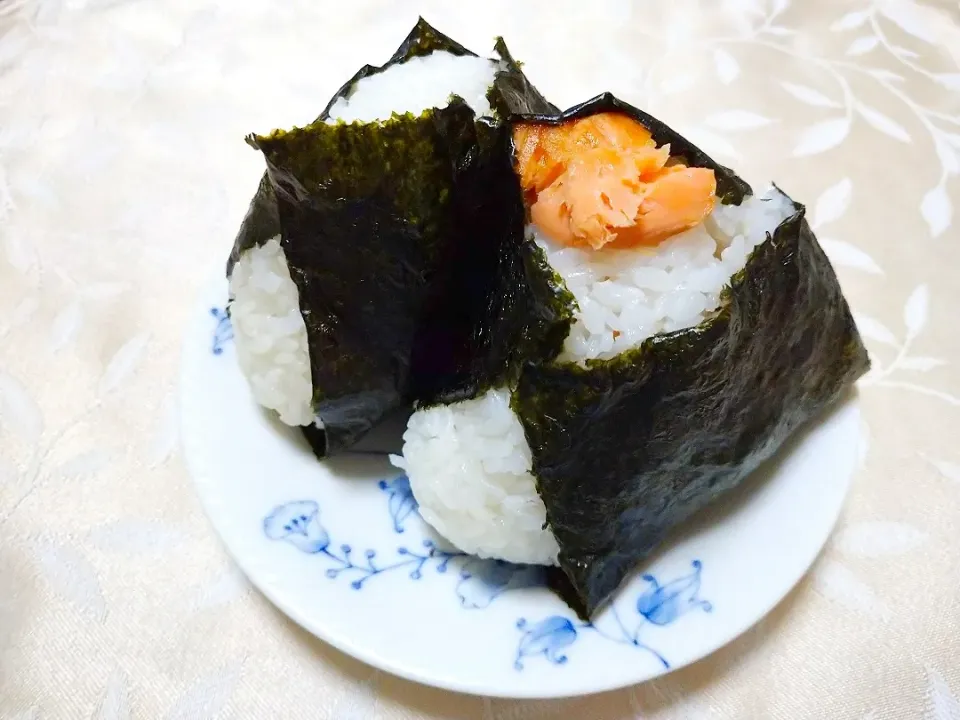 Snapdishの料理写真:10/14の夜勤弁当
おにぎり🍙二種
塩鮭、明太子マヨのおにぎり|卯月さん