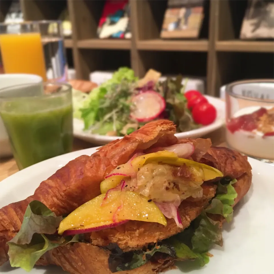 サーモンフライとエスカベッシュのクロワッサンサンド🥐🥗☕️で幸せモーニング|七海さん