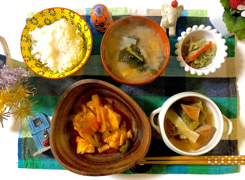 Snapdishの料理写真:チキンと野菜のトマト煮込み、中華風春雨サラダ、味噌汁、白菜の煮浸し|syamさん