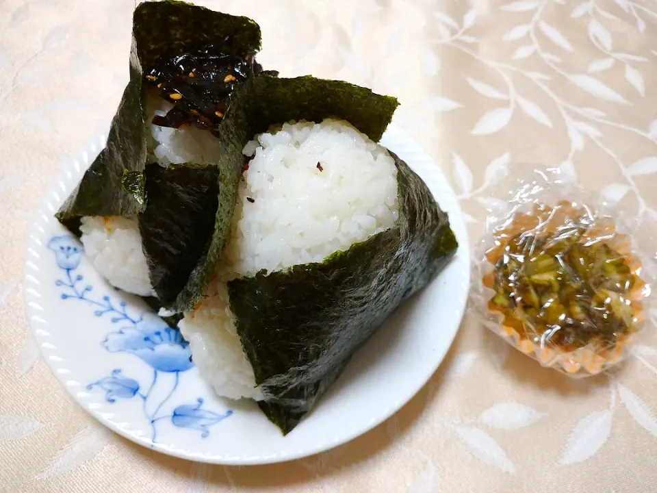 10/15の夜勤弁当
おにぎり🍙二種
塩鮭&紫蘇ひじき、昆布佃煮|卯月さん