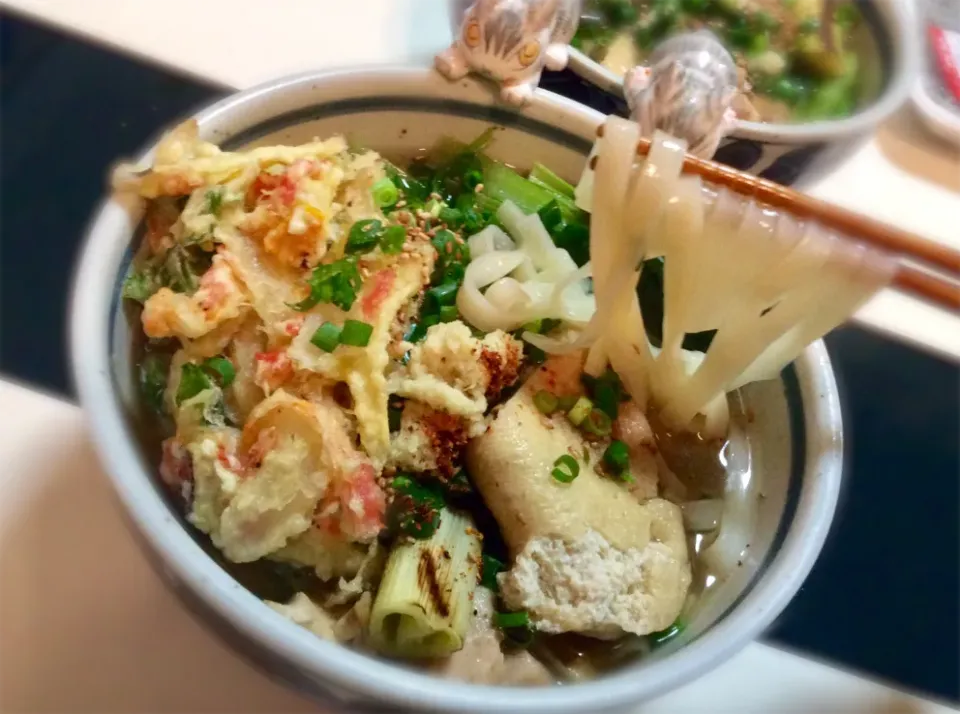 具沢山きしめん                                         鶏肉、お揚げさん、かき揚げ、焼きねぎ、小松菜、わけぎ、煎りたてのゴマ、おろし生姜で。出汁は、焼き顎、粉鰹、昆布であっさりと^_^|Takeshi  Nagakiさん