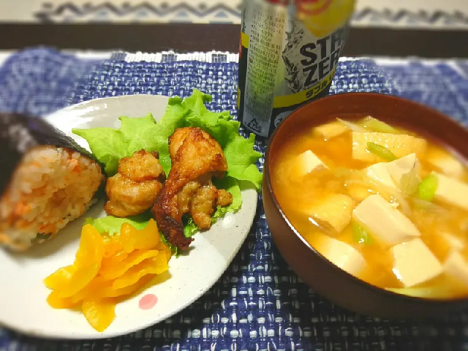 Snapdishの料理写真:★今夜の夕飯★
☆紫蘇と鮭フレークと梅の混ぜご飯おにぎり
☆柚子胡椒ポン酢唐揚げ
☆豆腐とお揚げの味噌汁
☆strongzeroｸﾞﾚﾌﾙ|☆Chieco☆さん